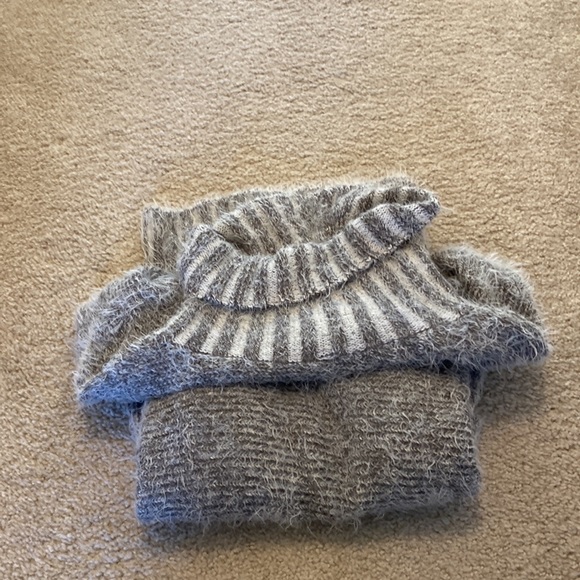 Cartise Gray sweater- size Medium - Picture 2 of 5